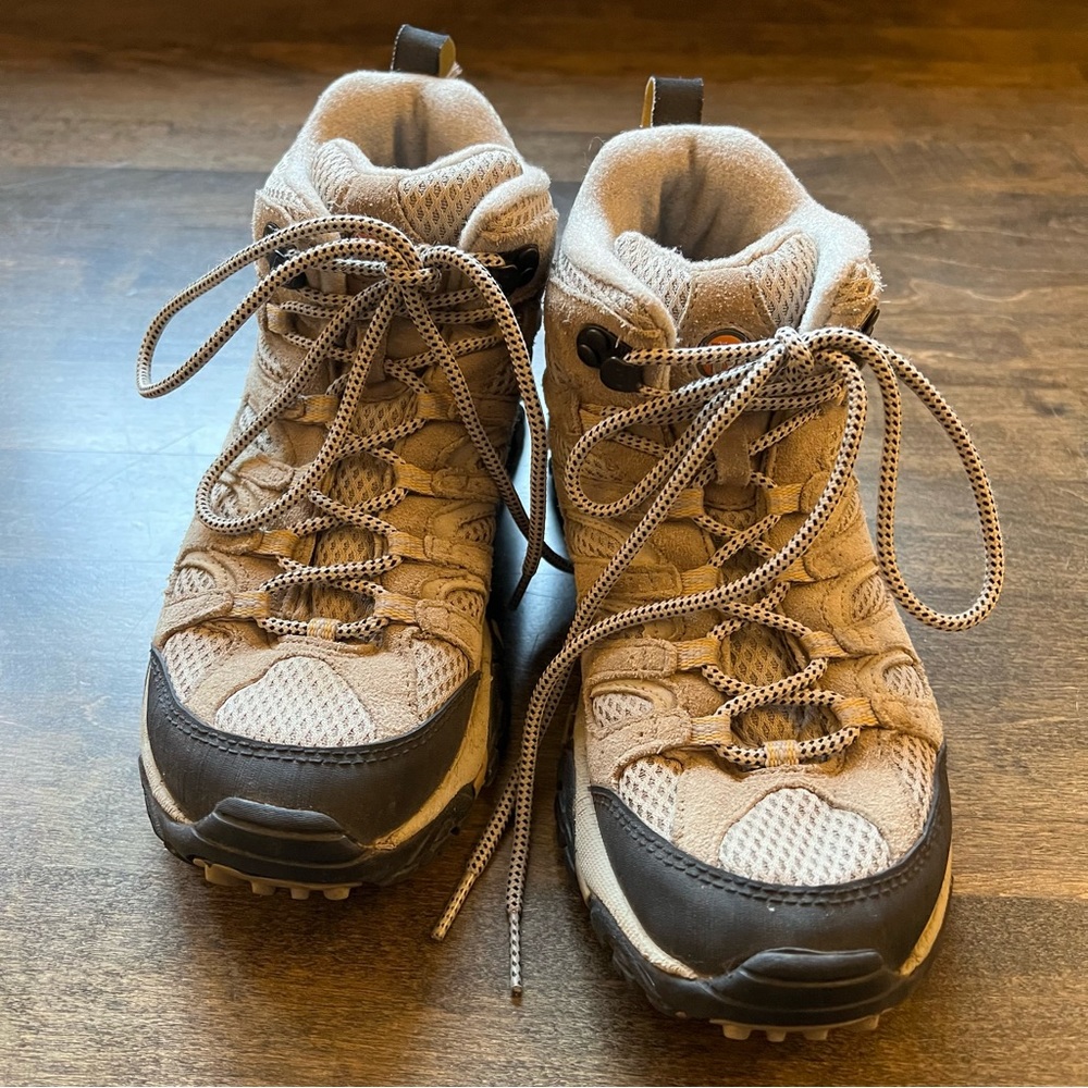 Merrell Women's Moab Ventilator Mid Hiking Boots; size 7.5